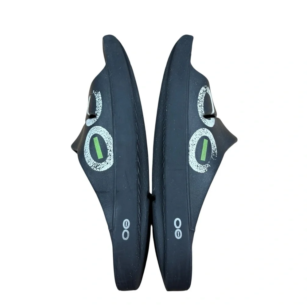 OOFOS Unisex Ooahh Sports Slide Sandals in black with green accents Men’s 8/W 10